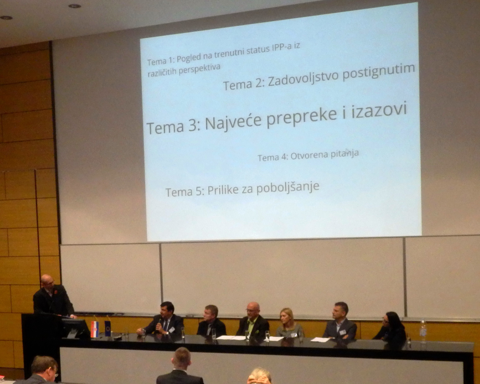 Slika prikazuje moderatora T. Cicelija i sudionike održanog okruglog stola pod nazivom "NIPP jučer, danas, sutra" T. Peteka, V. Cetla, I. Čižmeka, Lj. Marić, D. Šiška i T. Pušelj Ostroški.